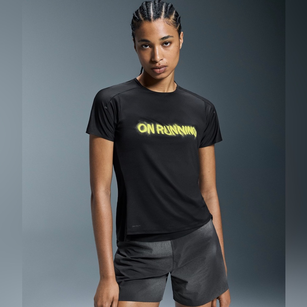 On Running On Cloud preformance tee Lumos Black Women's Top S SMALL
